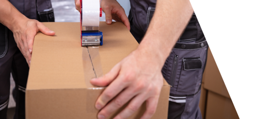Arbeiter kleben Paket zu